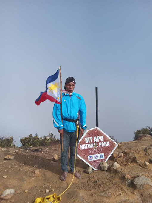 ABSCBNNews's tweet photo. Benie Cambang, who has visual impairment, reached the summit of the Philippines' highest peak, Mount Apo, over the weekend. He managed to assault the challenging Sta. Cruz trail even without wearing shoes.

📸 Angel Pandoy | via @HernelTocmo https://t.co/pN3AV8hVG4