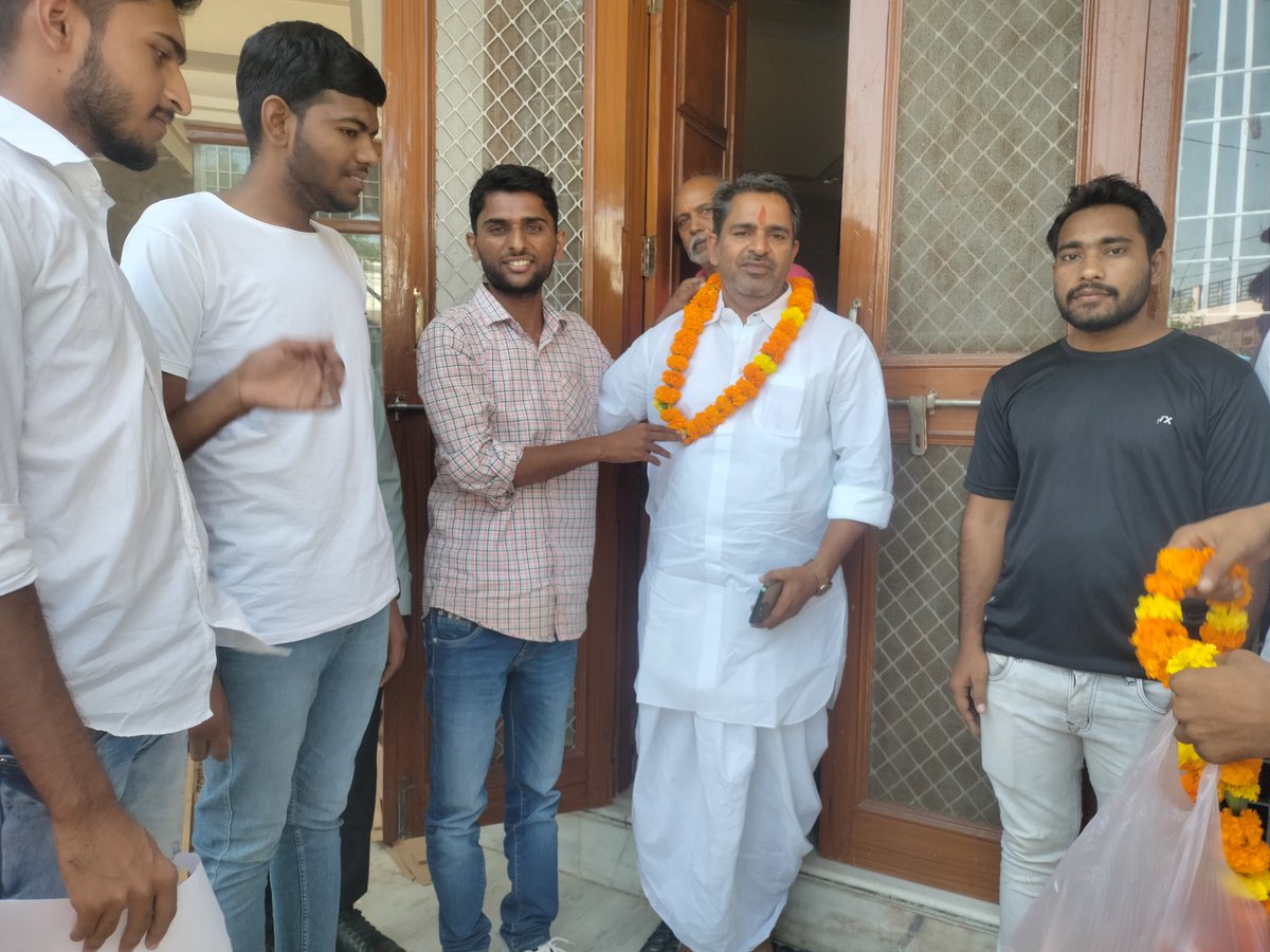 Satyendrapilot's tweet photo. COA लालसोट में प्री पीजी की सीट के लिए मंत्री परसादी लाल जी के बेटे कमल मीणा जी को ज्ञापन देते हुए
@ashokgehlot51 
@plmeenaINC
@KamalMeenaINC https://t.co/8F0OXUrE6K