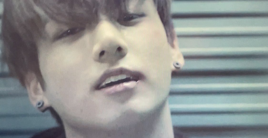 __smy22pi's tweet photo. 本人達はもう前に進んでるのにいまだにI NEED Uのジョングクから抜け出せない…
 #JUNGKOOK #ジョングク https://t.co/aOfVLpECKC
