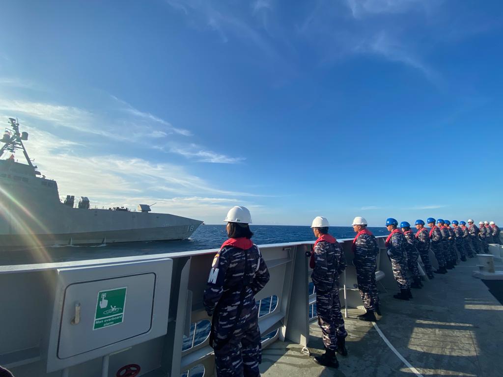 Puspen_TNI's tweet photo. KRI Raden Eddy Martadinata-331 (REM-331) melaksanakan Passing Exercise bersama kapal perang Amerika Serikat, USS Charleston (LCS 18), di Perairan Selat Lombok.

👉 https://t.co/Bc37JFAiNp

#tni #koarmadaII #puspentni #PassingExercise https://t.co/nxnoXuMx1l