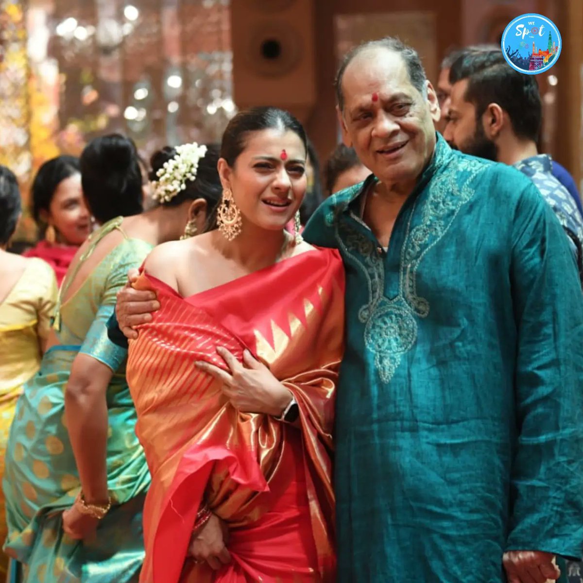 WeSpotYou's tweet photo. Actresses Kajol along with her mother and sister are seen celebrating Durga Puja ❤️

#kajol #ranimukerji #tanishamukherjee #tanishamukherji #tanuja #sumana #wespotyou #wespotyoubollywood #mumbai #durgamaa #durgapujaspecial #durgapuja2022 #madurga https://t.co/I8vFHpIWjm