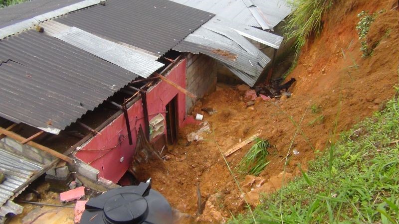 mdlucias's tweet photo. A mother of three has died after a large mound of earth collapsed on an estate house at Mount Vernon Tea Estate in Dimbula #Pathana early this morning due to heavy rains. The woman had died on the spot while preparing tea in the kitchen. 

#SriLanka #lka https://t.co/5HTnrfjQYn