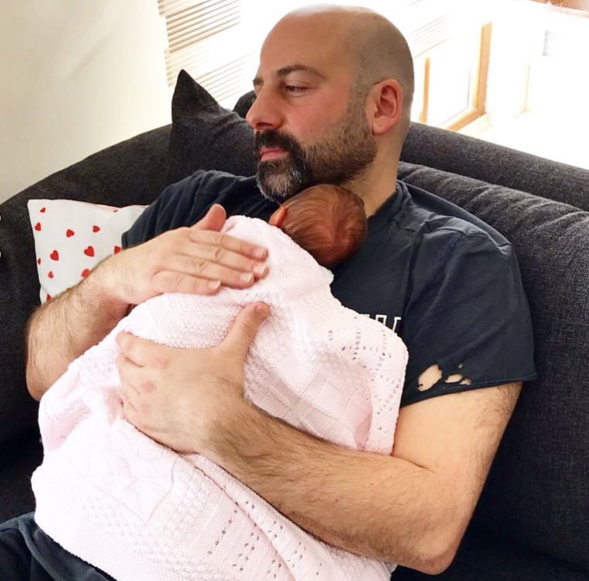 korayaydintr's tweet photo. İstedikleri şarkıyı bilmiyor veya çalıp söylemedi diye sanatçı #OnurŞener,  çıkışta pusu kuran caniler tarafından acımasızca darp edilip öldürülmüş.

Sanatçımıza Allah'tan rahmet, ailesine ve sevenlerine başsağlığı diliyorum.

Zalimler için kopsun kıyamet!
#OnurŞenerİçinAdalet https://t.co/qRUdTskaBD