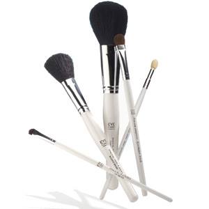 ButterfliesEC's tweet image. We're all guilty of clinging on to our favourite brushes over time, but did you know that how well your make up applies can be down to the age and condition of the make up brush you're applying it with? 
ow.ly/PJt750KY6bJ

#makeup #cosmetics #eyecarecosmetics