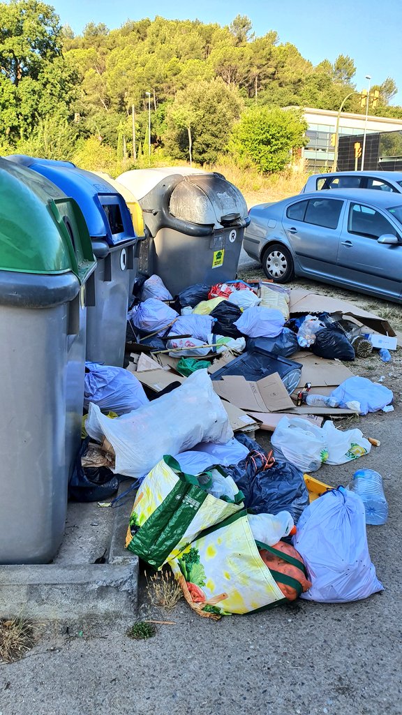 Vosotros lo veis simplemente como un problema de limpieza. Para nosotros es un problema de no querer #reducir #residuos y darnos igual cargarnos el planeta donde vivirán nuestros hijos y enfermar al consumir hasta morir.
#ResiduoCero

📸 #Madrid
📸 #Mataró
📸 #Terrassa
📸 #Girona