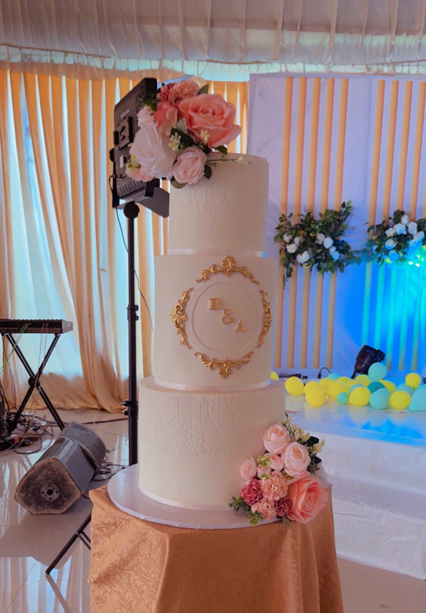 joliecakesabuja's tweet photo. Made a pretty one yesterday.

Wedding Cake for Bilal &amp; Aisha

✨ https://t.co/QDJBnQvljv