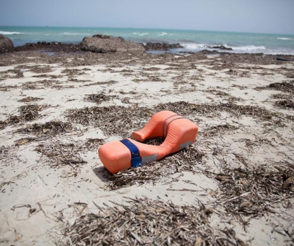 “Devi capire che nessuno mette i figli su una barca
a meno che l’acqua non sia più sicura della terra”

Warsan Shire

Giornata in memoria delle vittime dell’immigrazione
In ricordo della strage di Lampedusa,dove il #3ottobre 2013 morirono 368 migranti,tra cui 83 donne e 9 bambini