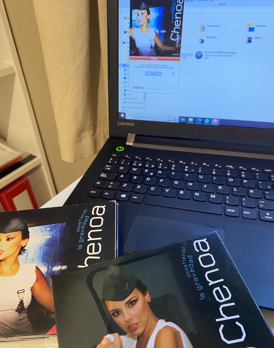 Chenoamanda's tweet photo. El otro día volví a escuchar música de un cd y había olvidado lo diferente y bonito que suena. Nos hemos acostumbrado a llevar la música en el móvil, pero el disco siempre va a ser el disco. La ilusión que hacía ir a comprarlo y abrirlo, con el panfleto de las letras @Chenoa https://t.co/aCD1QlgXF6