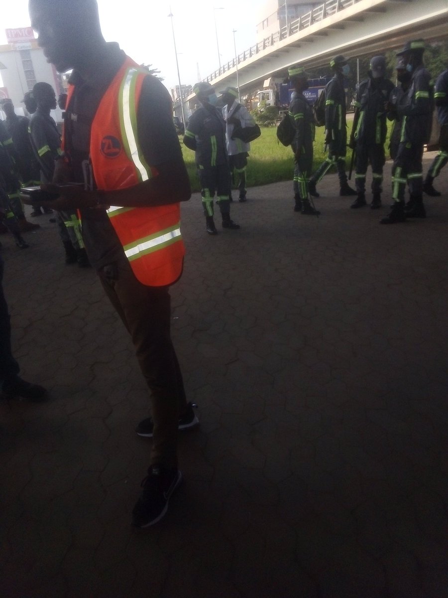 LivingstoneAnk4's tweet photo. It's happening live at kwame Nkrumah circle with Operation clean your frontage and as we told you earlier on don't fall a victim
#OperationCleanYourFrontage 
@ZoomlionLtd https://t.co/I2pLAmty3j
