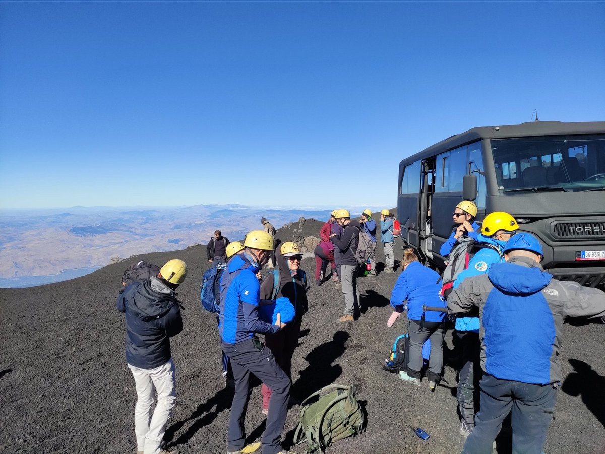 Ieri si è conclusa la 5° Conferenza Rittmann 2022! Alcuni partecipanti hanno potuto visitare i crateri sommitali dell' Etna! #AIVConferenzaRITTMANN #Catania #volcanology