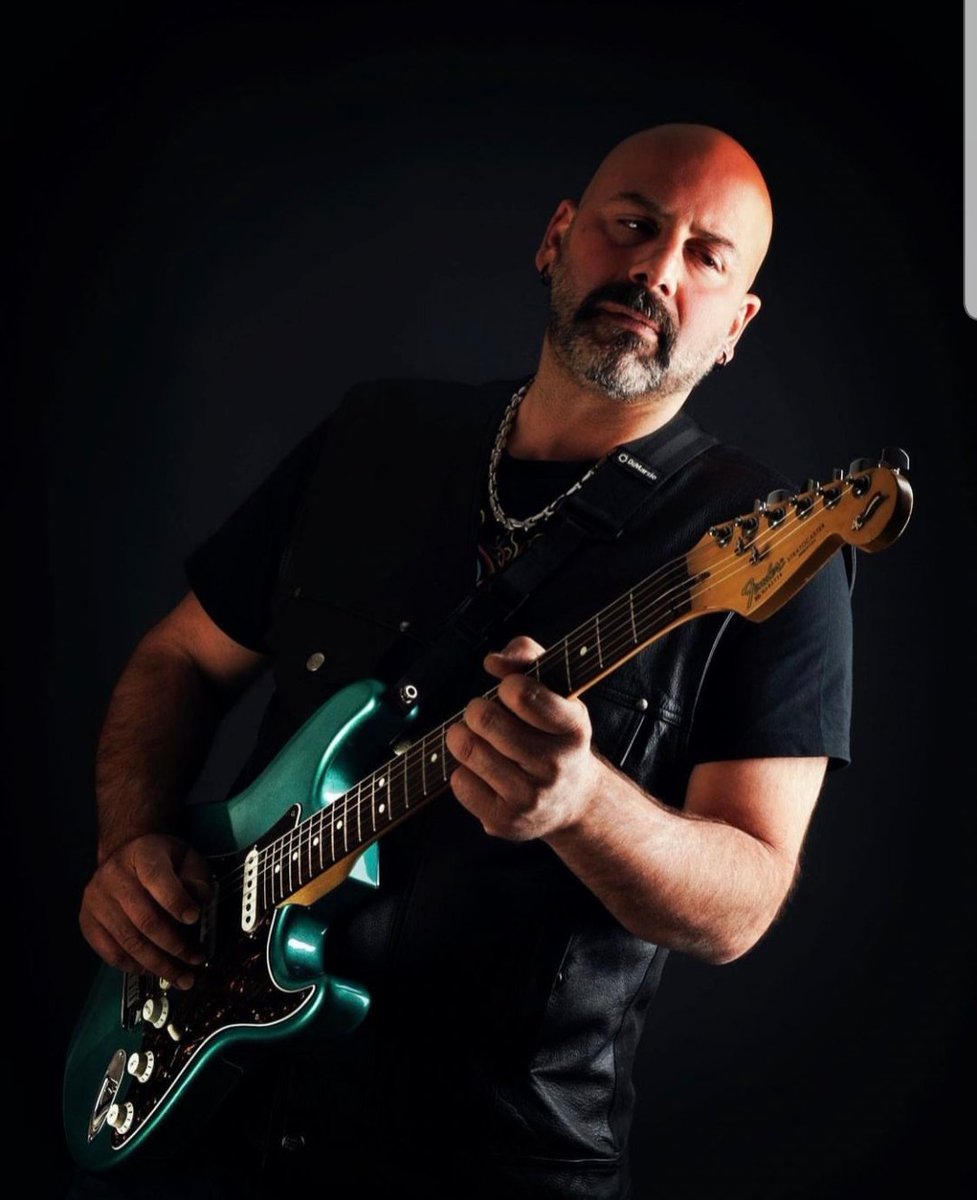 Bu vahşilik, bu korkusuzluk daha ne kadar devam edecek?!
Gencecik bir adamın hayatını çaldınız. Çocuğunu geride bıraktınız. 
Elbet canilik cezasız kalmayacak. Adalet varsa burada lazım şimdi! 
#OnurŞener