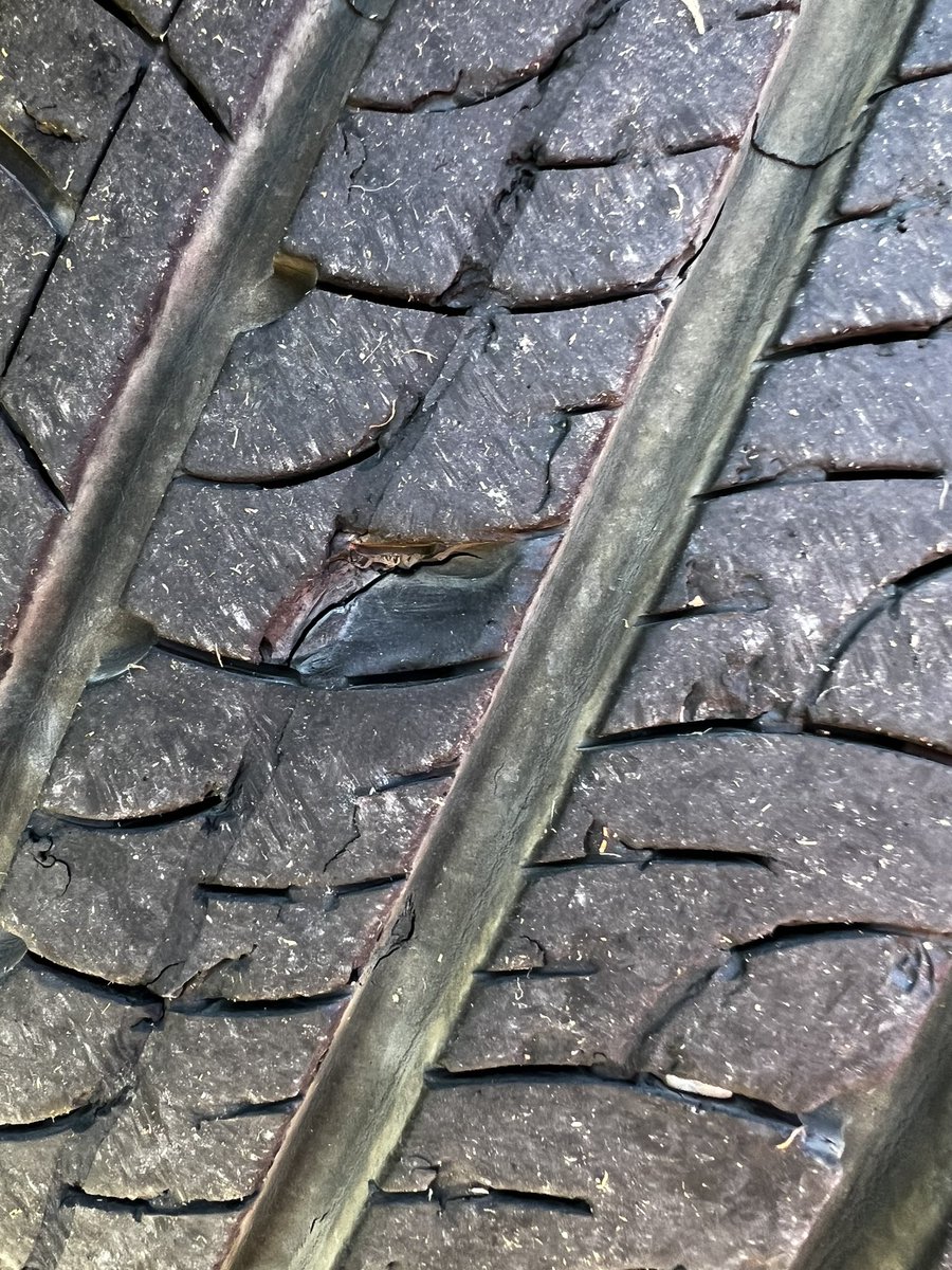 mrhiperactive's tweet photo. @Goodyear_Es @FordSpain y aquí unas fotitos. Es increíble que se ponga en juego la seguridad de los conductores por falta de responsabilidad y compromiso. Nuestros vehículos están en garantía. Nos haréis caso el día que aparezcáis en el
@elcorreo_com @AfectaGoodyear https://t.co/FZanGcTgUK