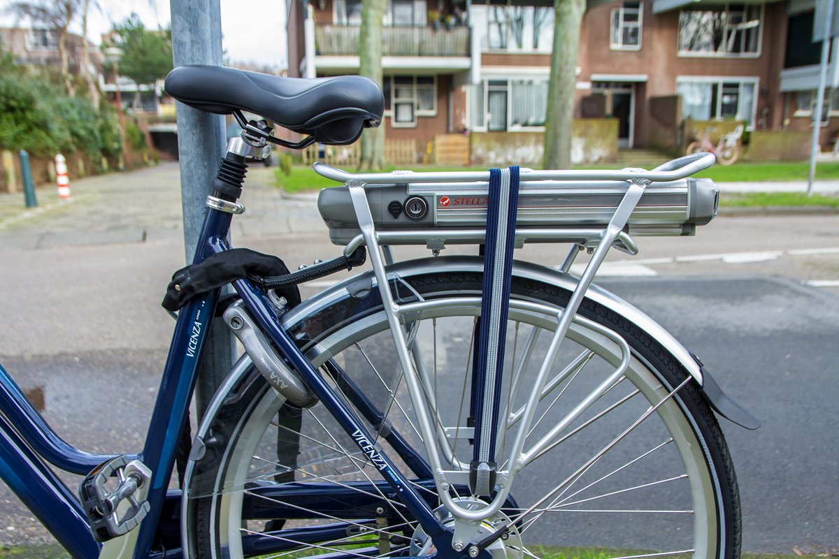 HetCCV's tweet image. Vorig jaar werden bijna driekwart miljoen fiets- en e-bikes gestolen. Guus Wesselink, voorzitter van S.A.F.E. luidt de noodklok: “Dit zijn schokkende cijfers.Dat zijn er meer dan 2.000 per dag." centrumfietsdiefstal.nl/nieuws/artikel… #fietsdiefstal