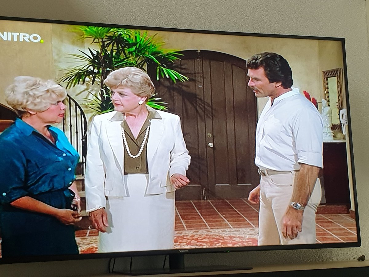Rumpeldrune's tweet photo. OMG, Jessica Fletcher und Magnum leben im gleichen Serienuniversum 😱 https://t.co/XO4lRYI16e