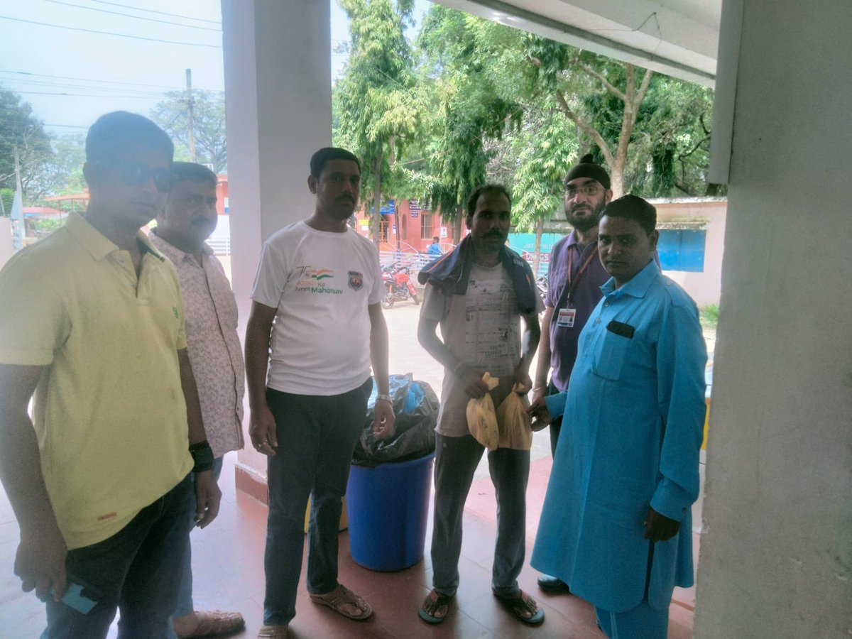 NhroTeam's tweet photo. 2 October गांधी जयंती के शुभ अवसर पर National Human Rights Organisation  टीम की तरफ़ से Government Hospital मे मरीज़ों को फल वितरण किया गया ।
Chief guest Md Irfan bhai @MoSarkar5T @IHumanRightsC @DMSundargarh @NITIAayog https://t.co/eDXBIcrPfL