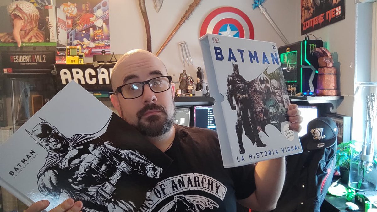 zombie_NEO's tweet photo. Otra joya que me traje del #SalonDelComicDeGetxo es esta maravillosa y gigante guía visual de la historia de #Batman en los #comics. ¡Una pasada!
👉https://t.co/HtxKZ8wuFI
#historiavisual #guiavisual #brucewayne #Joker #thejoker #BobKane #BillFinger https://t.co/1zIx9FebMu
