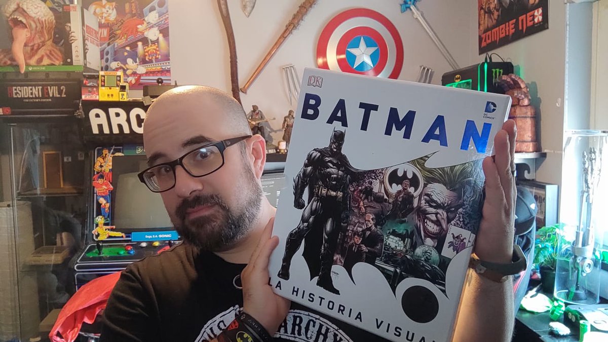 zombie_NEO's tweet photo. Otra joya que me traje del #SalonDelComicDeGetxo es esta maravillosa y gigante guía visual de la historia de #Batman en los #comics. ¡Una pasada!
👉https://t.co/HtxKZ8wuFI
#historiavisual #guiavisual #brucewayne #Joker #thejoker #BobKane #BillFinger https://t.co/1zIx9FebMu