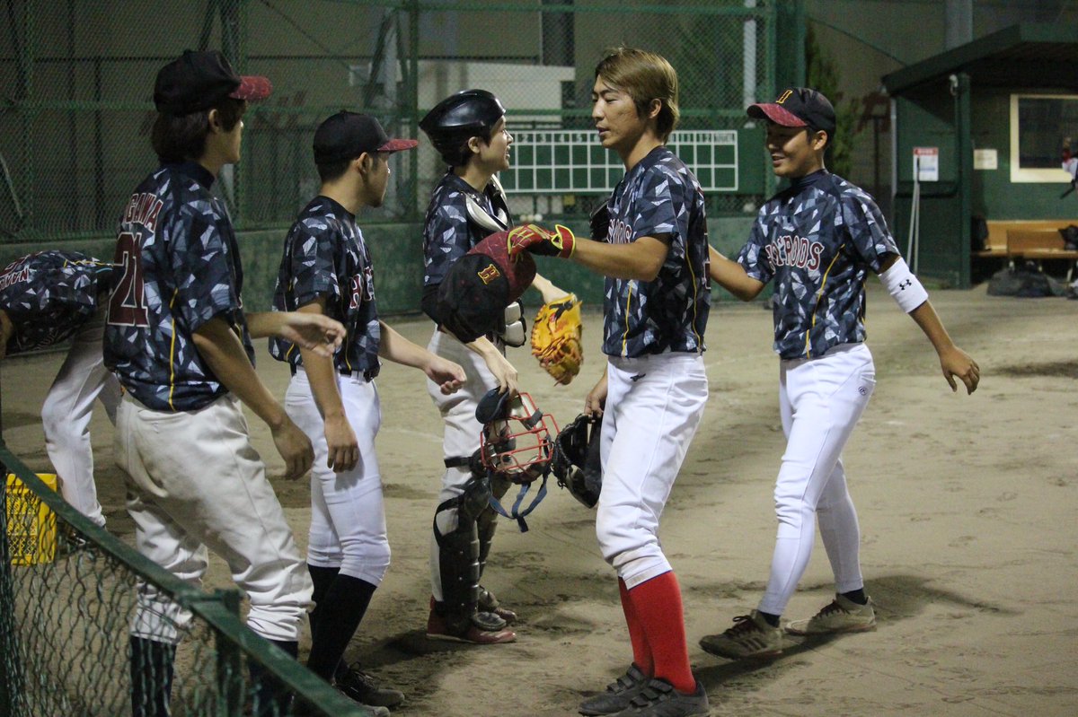 _HOTRODS's tweet photo. 10.2(日)将軍様　10対3 勝利🔥
この日はなんと南スポーツセンターでの試合でしたが照明がつかず、一時中止の話が出ましたが、偉い人が来てよかった😅
その後違うグランドでの試合に変更👋
安定した守備に投手陣とロッズらしく勝てました🙌
日曜日さいこう😎
マネ陣は夜遅くまでごめんね🙏笑 https://t.co/mqod6FdGk6