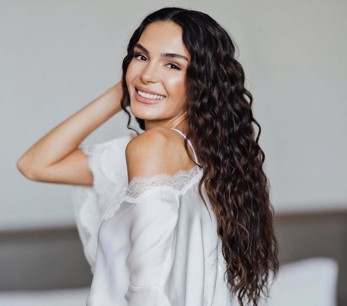 TvDunyasii's tweet photo. Ebru Şahin, OGM Pictures’la sıkıştı. Şirketle bir yıllık anlaşma yapan Şahin OGM Pictures’ın bu süre boyunca ürettiği içerikler arasından beğendiği projelerde rol alacak. (Birsen Altuntaş) https://t.co/TMQ0kdBTog