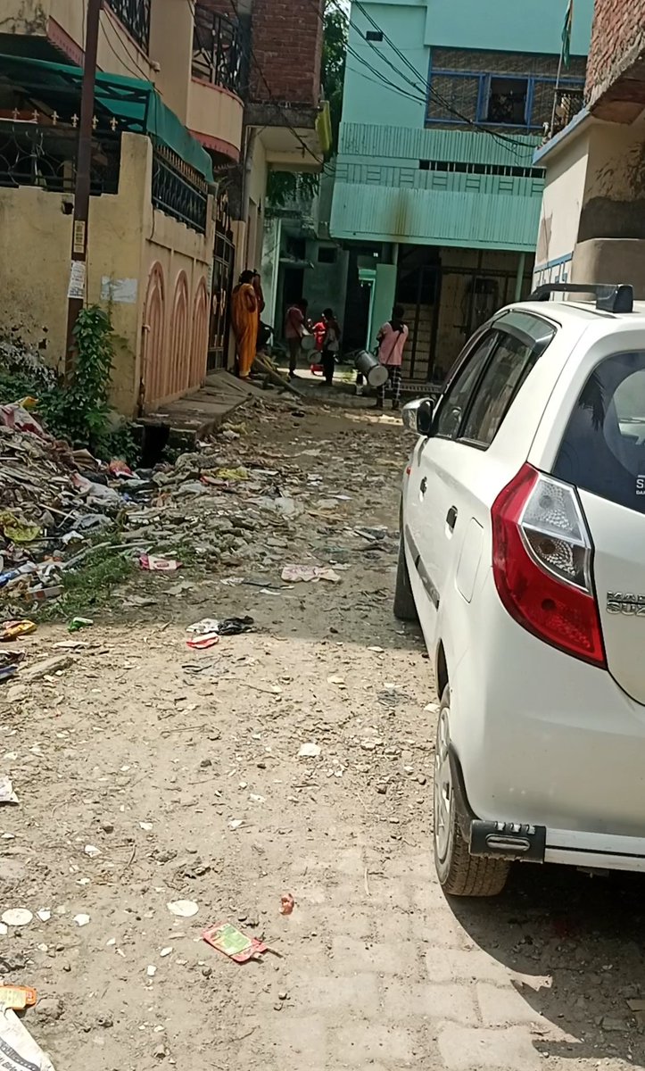 Shikhamedialand's tweet photo. ये गोरखपुर के रुस्तमपुर वार्ड 60 मोहल्ला बुध नगर है। स्थानीय लोगों ने पार्षद से कई बार शिकायतें की हैं फिर भी हालत जस के तस है। वैसे तो शहर की जिम्मेदारी नगर निगम की है पर वो भी शायद सो रहे हैं, नगर आयुक्त ज़रा यहाँ भी ध्यान दें। @NagarNigamGkp @NagarVikasUP @UPGovt @CMOfficeUP l https://t.co/IExztSVgXA