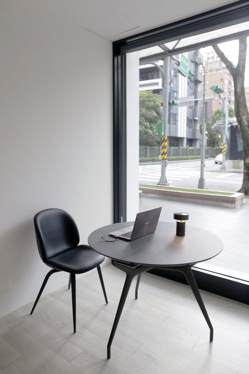 The new Arkos #table thanks to its minimalism and versatility becomes the ideal solution to create a refined space for #living and #working.
Discover Arkos round table bit.ly/3CpvSaS
Thanks to WOW Furniture for the pictures