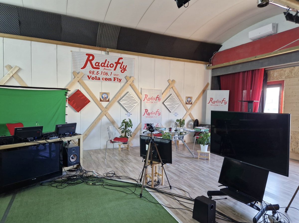 AntonioStango's tweet photo. #dirittiumani #informazione
Questa mattina ad #Arezzo con @avvbartolozzie1 siamo stati in diretta a #Radiofly per parlare della situazione internazionale e delle campagne della @FedDirittiUmani https://t.co/fejDXHFNrr