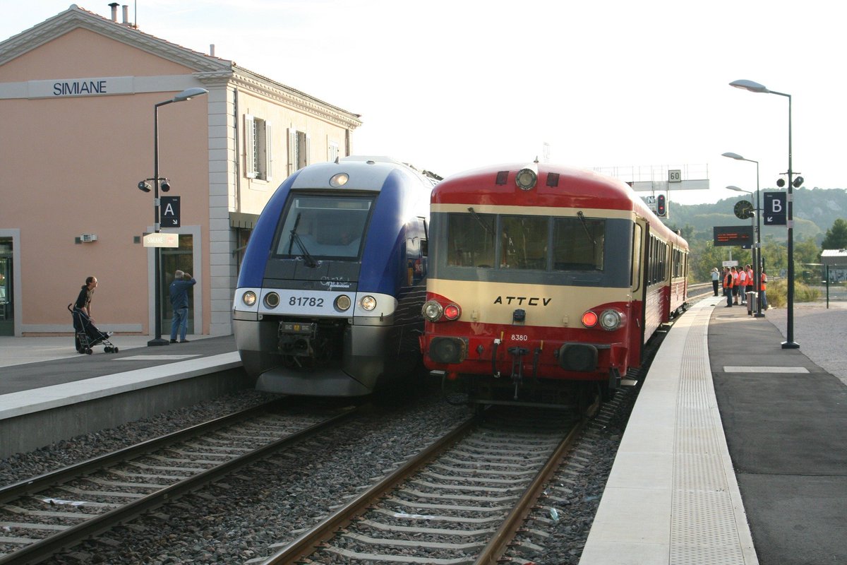 30/09/2010 : notre Caravelle X 4567 retrouve une des lignes sur lesquelles elle circulait à la fin de sa carrière commerciale : la ligne des Alpes. En rejoignant Marseille, elle croise en gare de Simiane un de ses successeurs, l'AGC X 81781/2 @TERSUD_SNCF #patrimoine #x4500