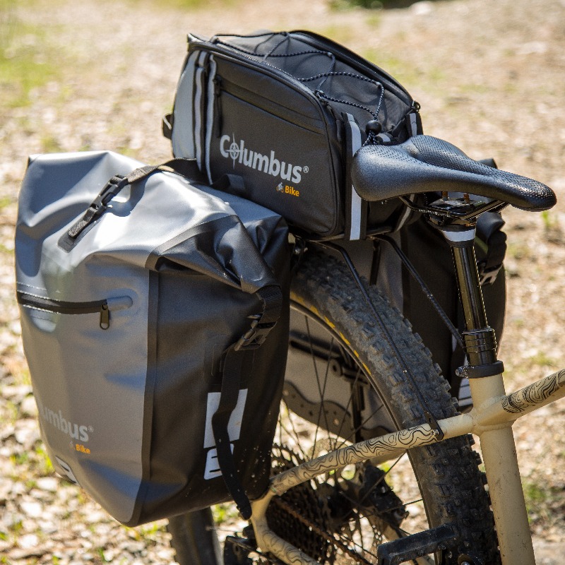 ColumbusNature's tweet photo. Trunk bag es una Alforja de 8 litros de capacidad para enganchar en la parte superior del portaequipajes. Fácil de instalar y estable, cuenta con varios compartimentos para organizar su carga y viene con una funda de lluvia naranja guardada en un pequeño bolsillo con cremallera.