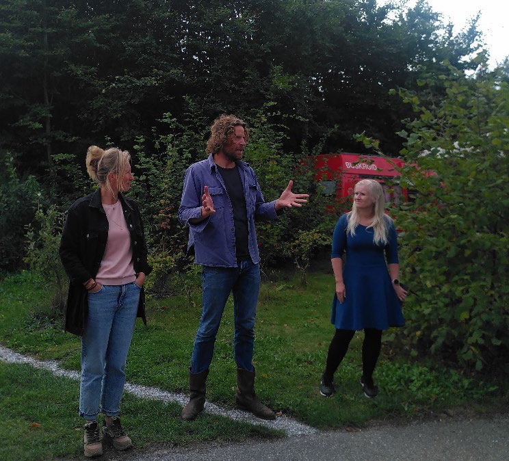 LeaderKopNH's tweet photo. Op 15 september bezochten we met de #LEADER groep Hollands Kroon. We verzamelden in de kas van camping Het bos roept! in Slootdorp en vervolgden de expeditie naar de haven van Den Oever. Lees het verslag op onze website! https://t.co/nyyt1QNfYX https://t.co/ulHBXUtZKG