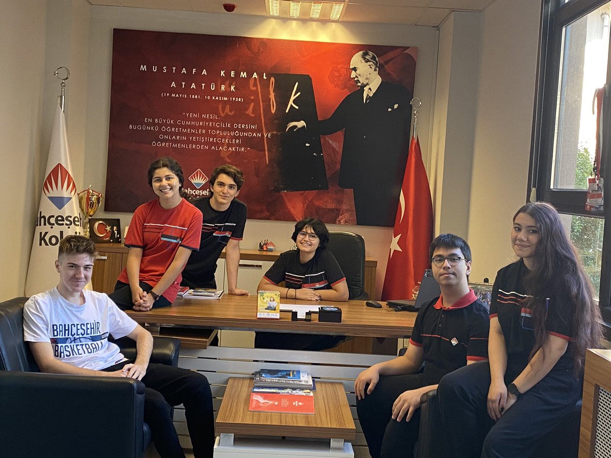 Nasa Challenge 2022 yarışmasında STEM’in içine sanatı katarak (STEAM) anlatma kategorisinde gezegenlerin yaydıkları titreşimlerini günlük hayatın içindeki seslerle eşleştirerek çektikleri kısa film ile bölge finalinde 2. olarak globalde yarışmaya hak kazandılar. Tebrikler👏🏻👏🏻