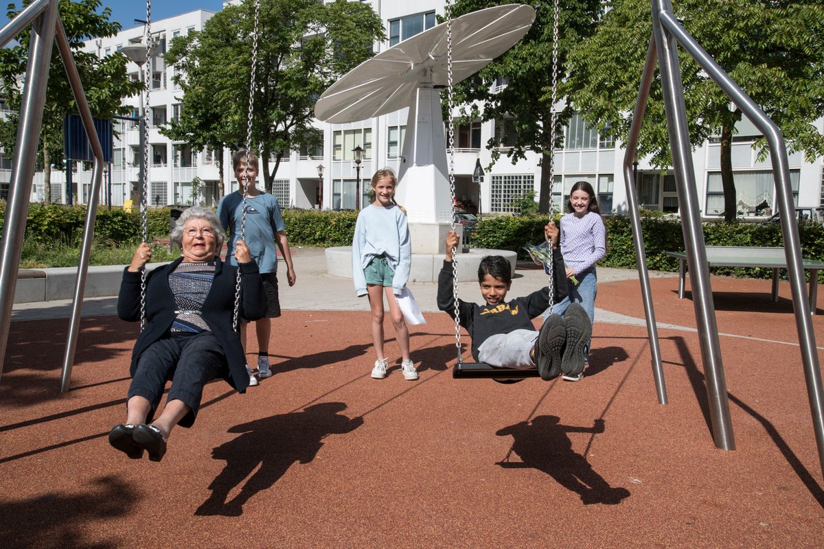 De gesprekken die onze leerlingen hebben met de vertellers zijn mooi en heftig tegelijk. Gelukkig zijn er altijd luchtige momenten. Zoals hier met Betty Mock, op de plek waar zij in de oorlog ook speelde, het nu geheten Albert Wittenbergplein.
inmijnbuurt.org/.../er-werd-vr…