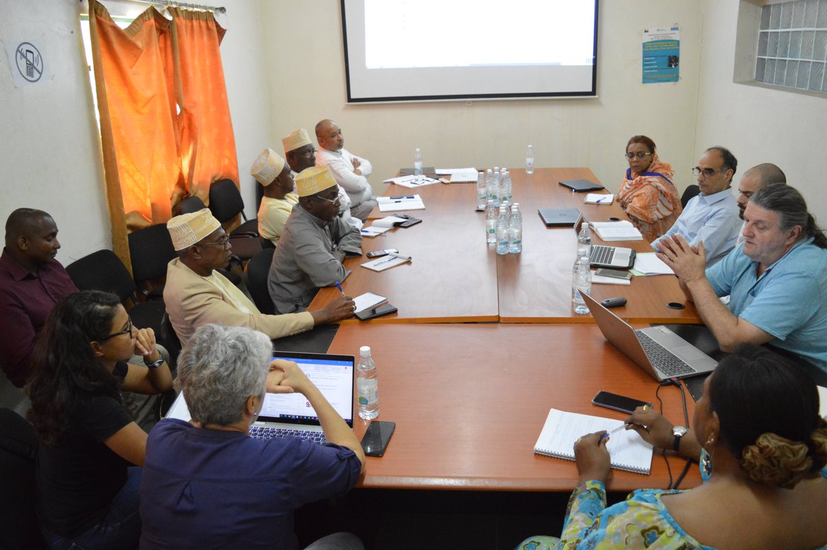amgcomores's tweet photo. Restitution de la mission de backstopping du #BET_AEDES dans le cadre de la mise en oeuvre du #PAAMG en présence de l'@AFD_France (Agence de Moroni),de la #CNSPS,la #FENAMUSAC et de la cellule de gestion du projet.
#Assurance_Maladie #Couverture_Sanitaire https://t.co/MUnmg5GfNO