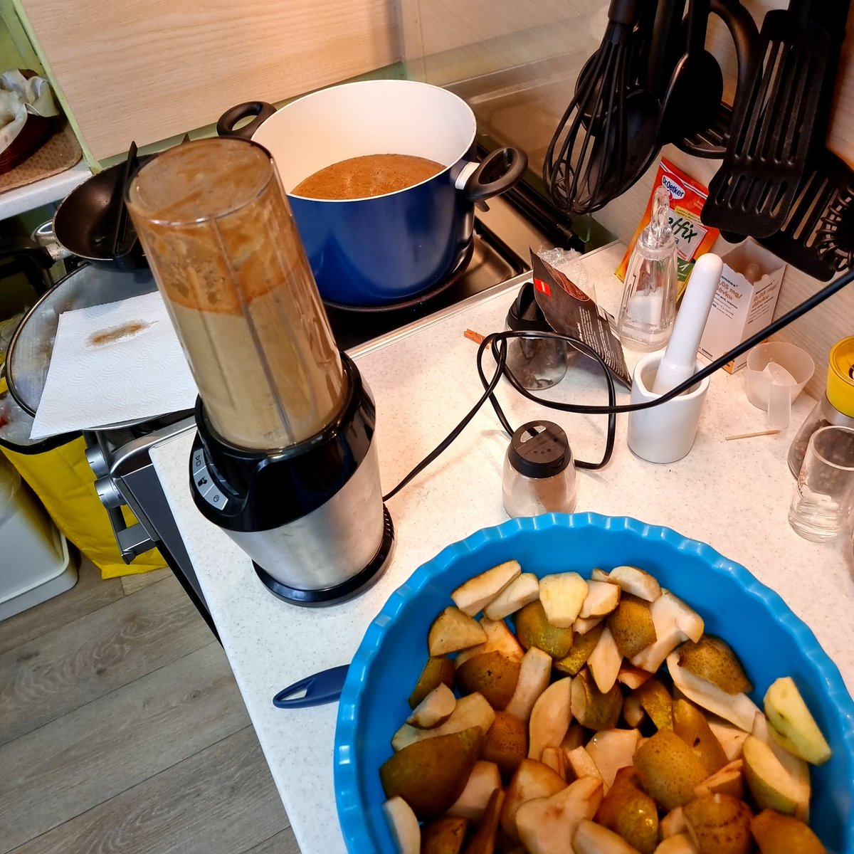 JurineMc's tweet photo. Každoroční vaření hruškových povidel začalo. 😁 #hrusky #povidla #podzim https://t.co/YnntiMv4sL