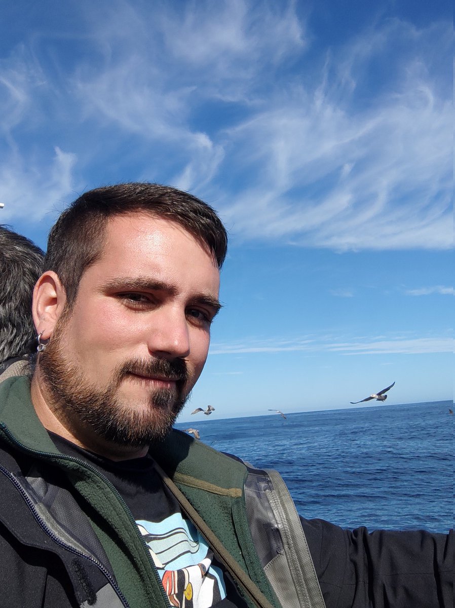 CatharactaBW's tweet photo. O domingo, pola súa banda, saímos a bordo do Eureka dende Muxía. Como sempre a borde deste barco, unha pasada. Día curioso, sen vento pero cun mar de fondo moi espallado, pero cunha chea de bichos. Especialmente espectacular a paiñada. https://t.co/p9FnRbkmwu