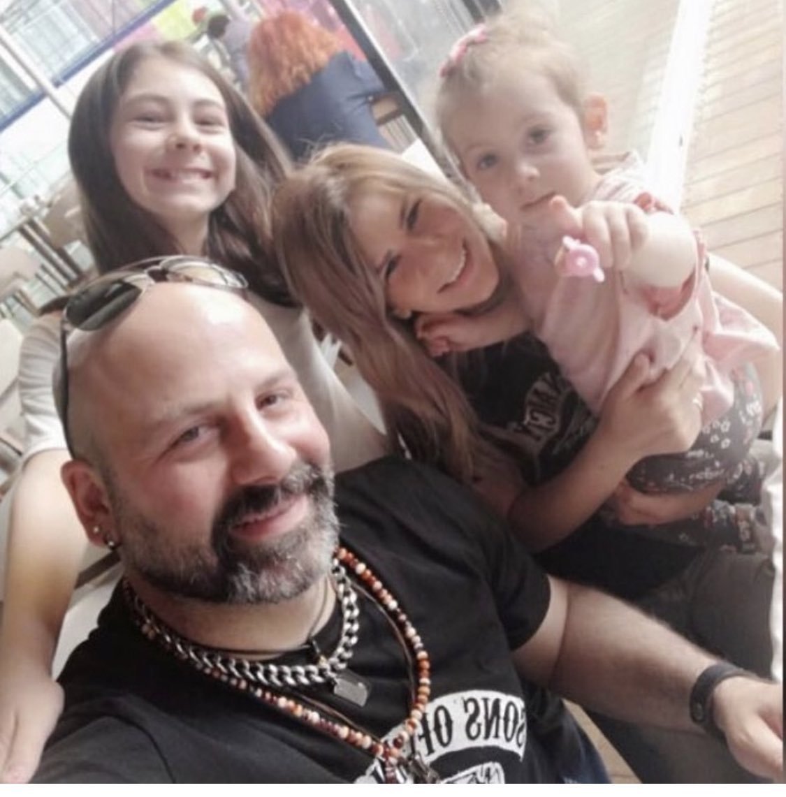 Ankara'da bir eğlence mekanında bulunan 3 kişi, istedikleri şarkıyı farklı tarzda okuyan müzisyen Onur Şener'i mekan çıkışı darp edip, kırdıkları şişelerle öldürdü.

2 evlat babasız kaldı. Yazıklar olsun!