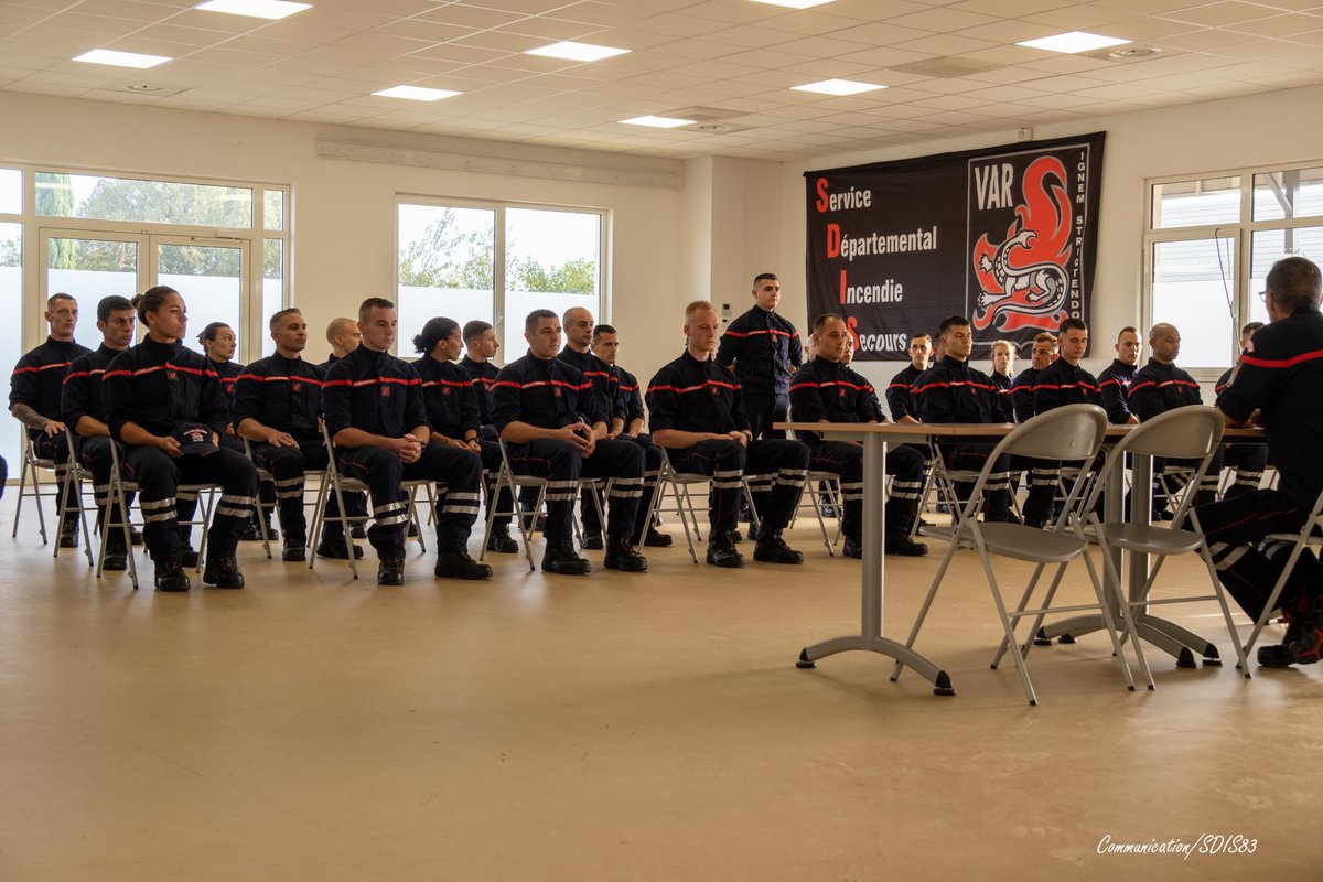 SDIS83's tweet photo. [RECRUTEMENT]
Accueil aujourd'hui par le CGL @grohin_e #DDSIS, du #DDA et du Chef de GPT #GFOR des deux nouvelles #FISPP 👩‍🚒🚒 du corps départemental.
Ces recrutements s'inscrivent dans la continuité et le renforcement des équipes opérationnelles.
Bienvenue aux 31 nouveaux SPP 👏 https://t.co/rE9Nyoz9R2