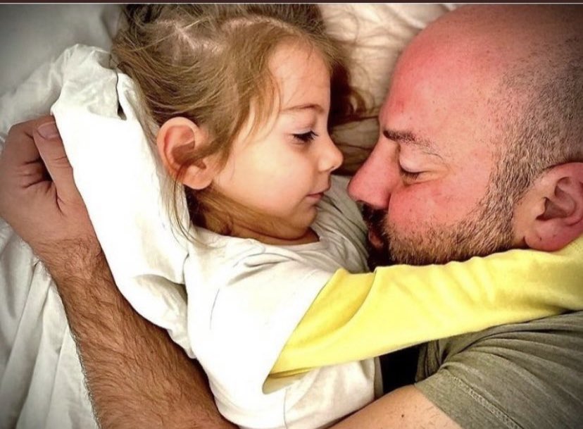 Beş para etmezlerin, iki kelimeyi yan yana getiremeyenlerin, yalandan başka cümle kuramayanların dünyasında, malesef bir emektarımızı daha kaybettik. Mesleği, müziği, sanatı, manipüle ede ede basitleştirdiniz. Önüne gelen dilediğini söyleyip yapabileceğini sanıyor. #Onursener 🤬