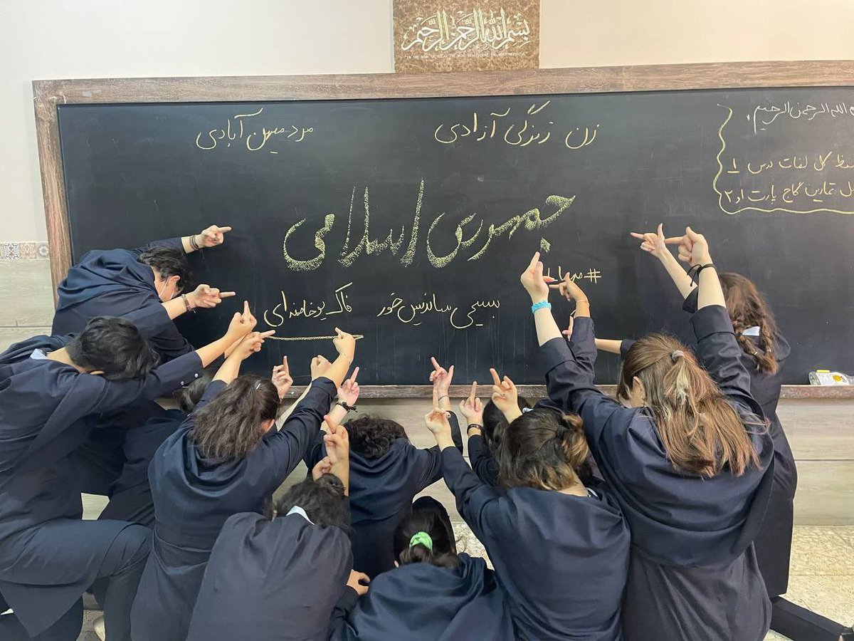 pouriazeraati's tweet photo. مد��سه‌ها ترکوندن! 

#مهسا_امینی https://t.co/M8sURXGLJc