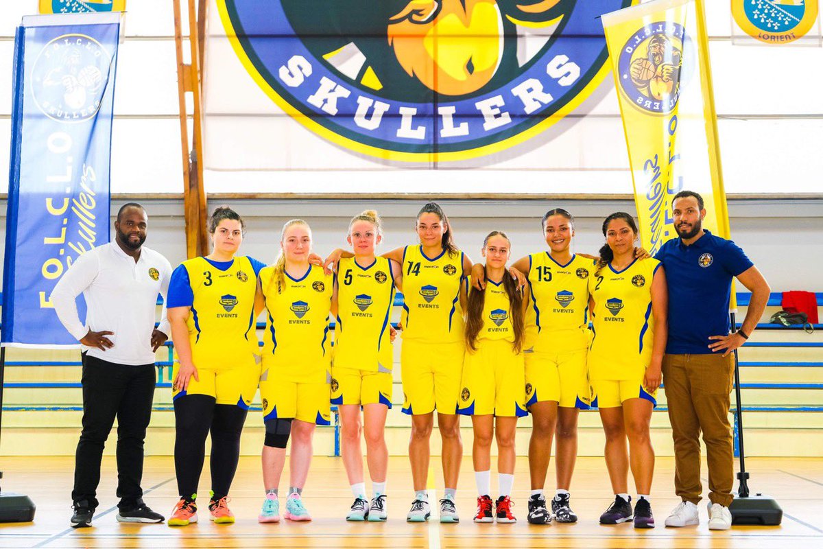 Folclobasket's tweet photo. Senior Féminine - 2022/2023 ! ✨✨

🔵🟡 𝗙.𝗢.𝗟.𝗖.𝗟.𝗢 🟡🔵

#folclo #basket #folclobasket #basketball #sport #lorient #morbihan #bretagne #france #ffbb #championnat #victoire #district #equipe #quartier #kervenanec https://t.co/6d5SWzhHb0