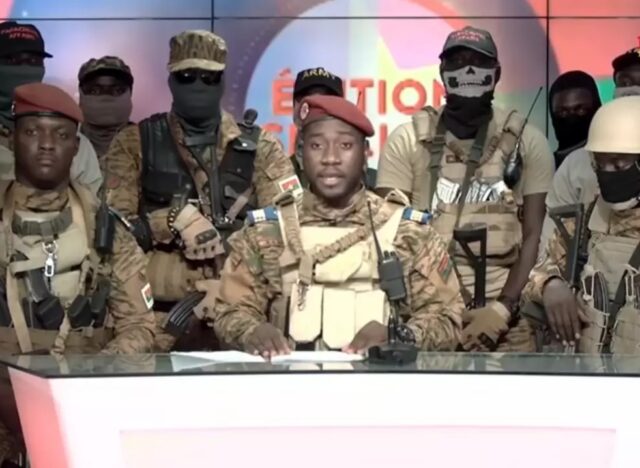 Ieri si è votato in Bosnia Erzegovina e a un'ora dalla chiusura dei seggi è già cambiata la legge elettorale. 

Golpe in Burkina Faso dove con un golpe militare  il capitano Ibrahim Traoré ha scalzato dal potere il tenente Damiba.

Alle 11 <a href="/ROBZIK/">ROBERTO ZICHITTELLA</a> con <a href="/AlexCizmic/">Alex Čizmić</a> <a href="/AndreadeGeorgio/">Andrea de Georgio</a>