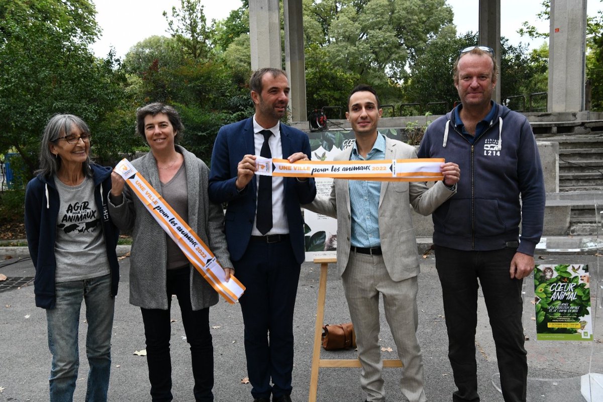 Elus_PA's tweet photo. À la 2e éd. de la Journée #CœurAnimal, organisée par notre élu @ArizteguiEddine à @Montpellier_, la ville a reçu l'écharpe #UneVillePourLesAnimaux de @L214.
Bravo #Eddine, @MDelafosse et @MarieMassartMtp !
Le @PartiAnimaliste continue à obtenir des avancées pour les animaux ! https://t.co/VMJT6YK4MA