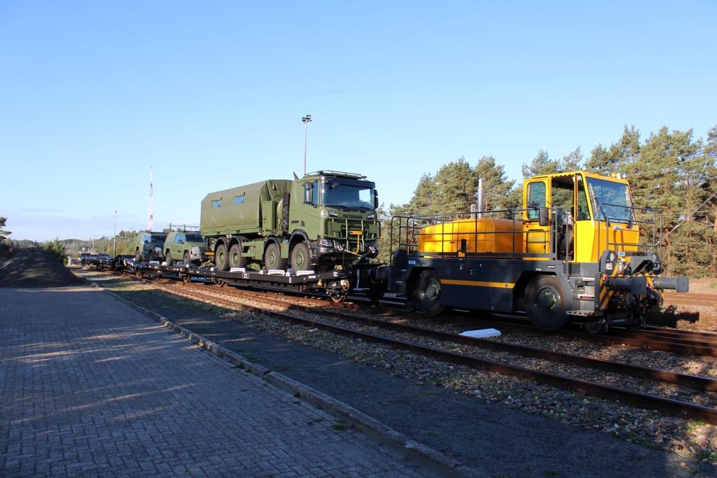LtGenbdVerbeek's tweet photo. Vernieuwing @defensie in beeld. 👊Strategisch transport van onze nieuwe @ScaniaNederland vrachtwagens met eigen nieuwe dieplaadwagons en met ons nieuwe rangeervoertuig. @DefensieStas @DefensieMin @CDS_Defensie https://t.co/VgzsU4hBrH