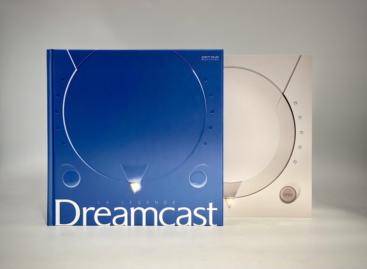 Pixnlove's tweet photo. DREAM COME TRUE 🌀

Après des années de travail acharné, le premier échantillon de l'ouvrage dédié à la légendaire Dreamcast vient de nous parvenir ! Le fond et la forme son de toute beauté 💙 Sortie prévue au 31 octobre. https://t.co/25ZWkRodZp