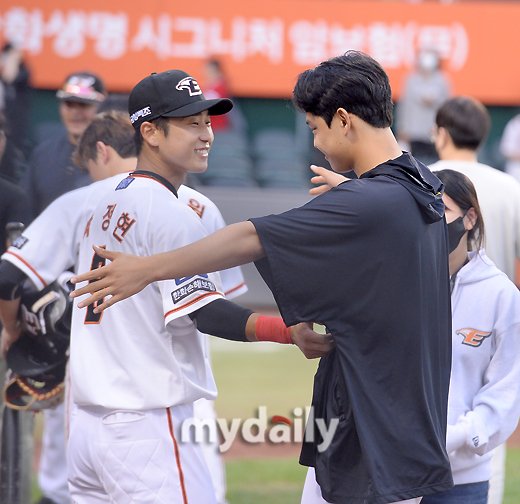starging_'s tweet photo. 첫승 축하 안아줘요 동주 https://t.co/TvwUHau8Gs