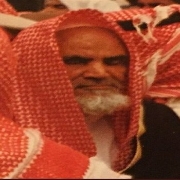 ALfalehaaa's tweet photo. عُرِفَ عن الملك خالد رحمه الله تواضعه وبساطته..كان في طريقه يوماً إلى وليمة والشيخ ابن حميد رحمه الله رئيس مجلس القضاء الأعلى يتْبعُه في سيارة أخرى للوليمة نفسها، وكان الطريق ترابيّاً، فأمر الملك موْكِبَه أن يتوقّف لتتقدّم سيارة الشيخ،وقال: لا تغبّرون على الشيخ.
- ملتقطات العويد. https://t.co/Tj9P0npwBV