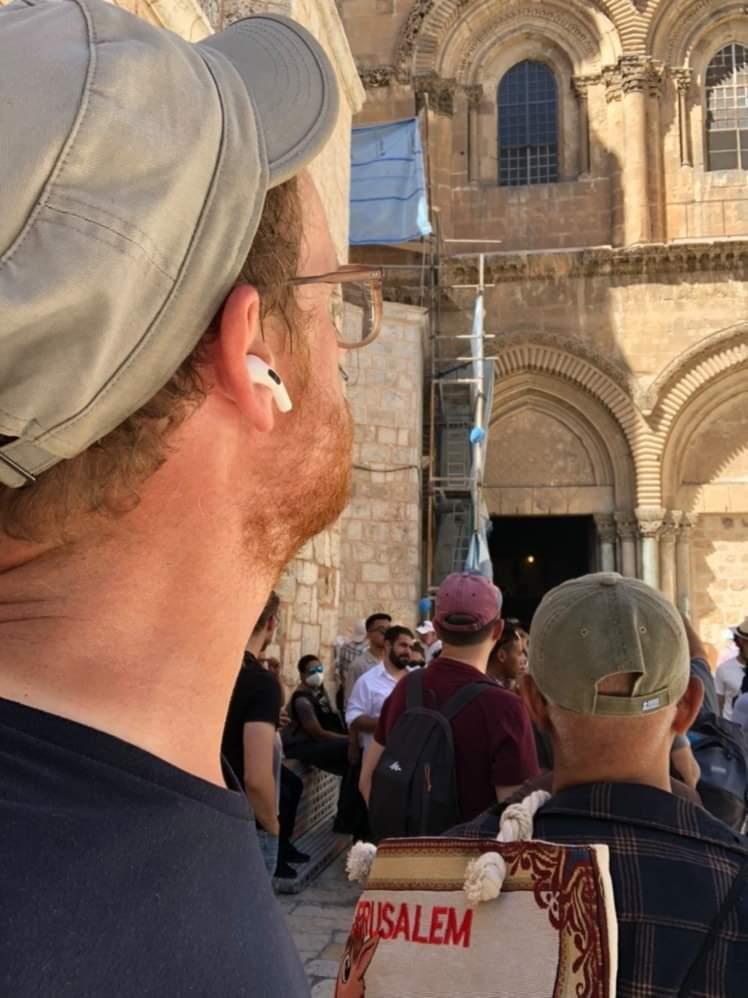 A visitor to the Church of the Holy Sepulchre listens to the latest episode of Stories from Palestine podcast: an audio tour of the interior of the most holy site in Jerusalem. Listen to it during a visit OR from the comfort of your chair!
storiesfrompalestine.buzzsprout.com/1297634/113947…