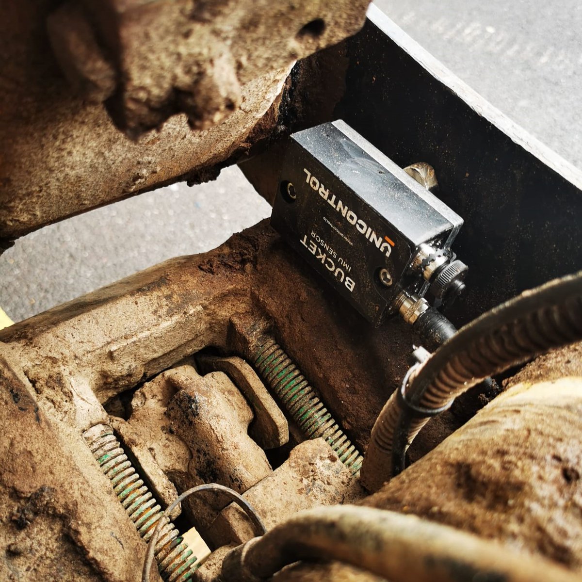 hitechniques's tweet image. #Unicontrol fast-tracking sensors continuously keep track of your position and send updates on the digging progress. They cover everything from pitch/roll, boom, stick, tilt through to bucket. 

Learn more about Unicontrol 3D #machinecontrol 👉 Contact brian@hitechniques.ie today