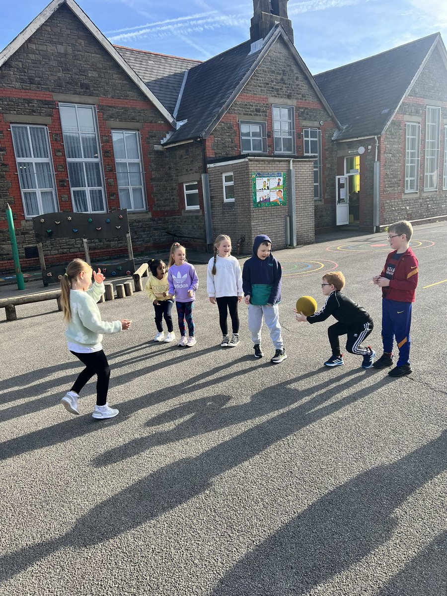 tonpentrejunior's tweet photo. Dosbarth Dyfed have been practicing catching and passing skills this morning with a game of corner spry ⚽️🫴🏻 #Teamwork #Barod https://t.co/vgJPjxjvff