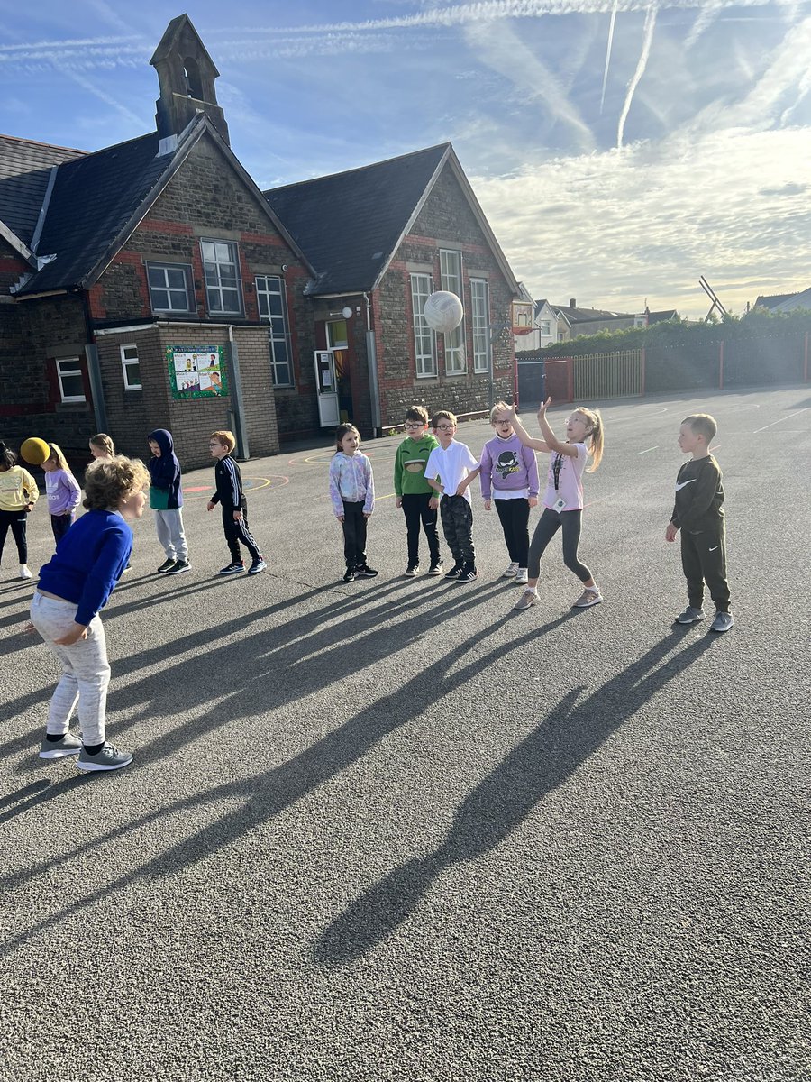 tonpentrejunior's tweet photo. Dosbarth Dyfed have been practicing catching and passing skills this morning with a game of corner spry ⚽️🫴🏻 #Teamwork #Barod https://t.co/vgJPjxjvff