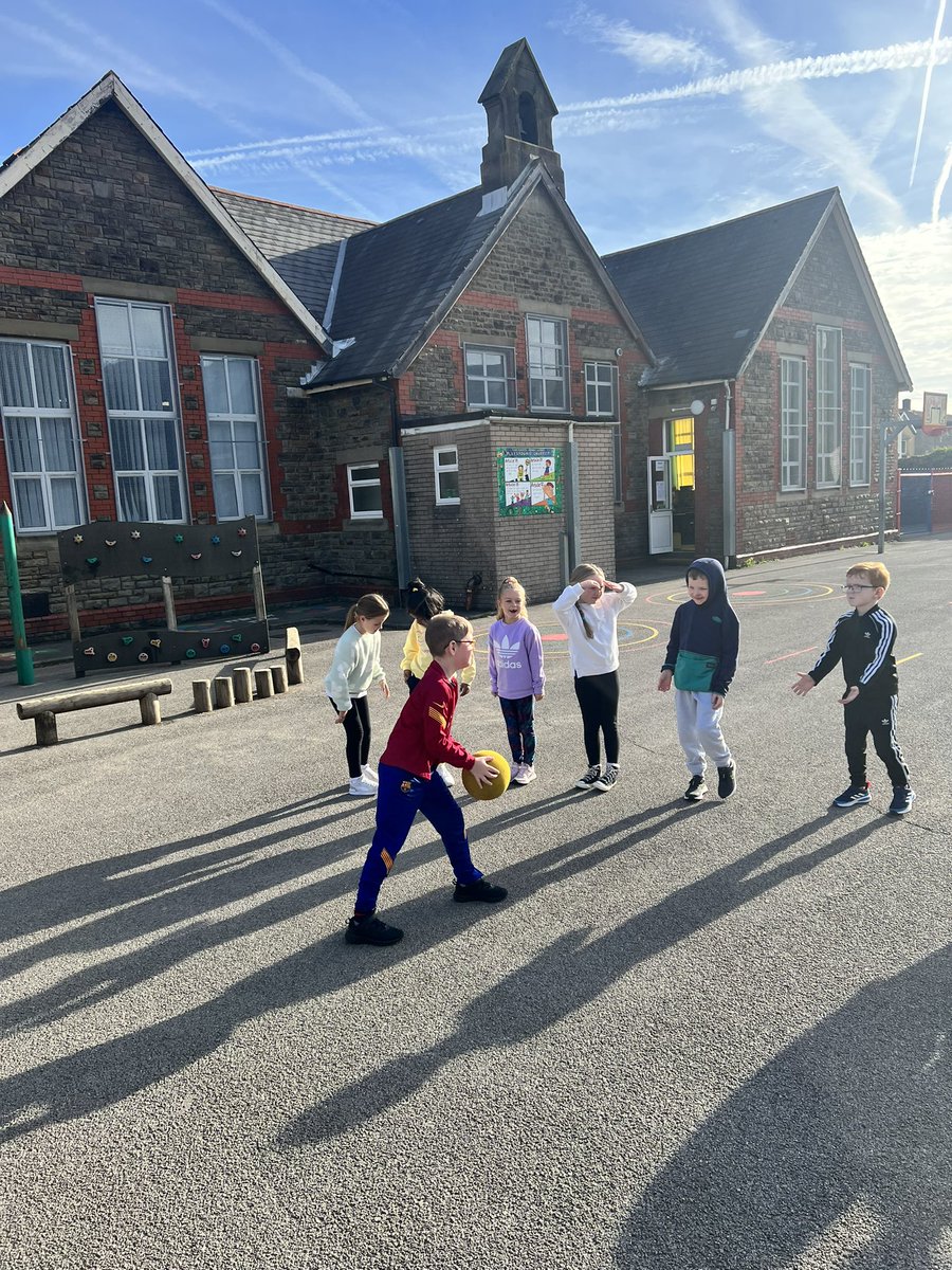 tonpentrejunior's tweet photo. Dosbarth Dyfed have been practicing catching and passing skills this morning with a game of corner spry ⚽️🫴🏻 #Teamwork #Barod https://t.co/vgJPjxjvff